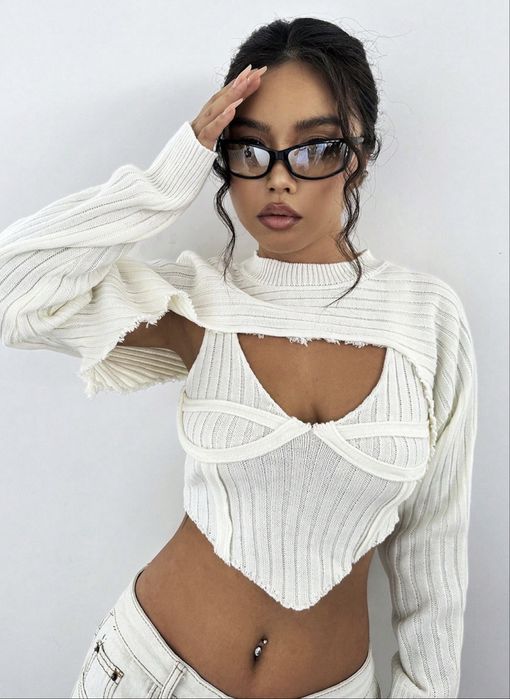 Вязаный комплект: корсетный топ и супер-кроп свитер