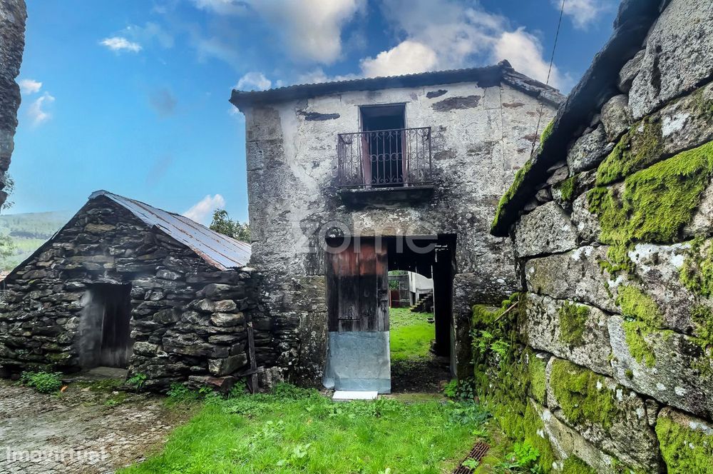 Quinta com dependências e terreno no aldeamento da Seara - Montalegre