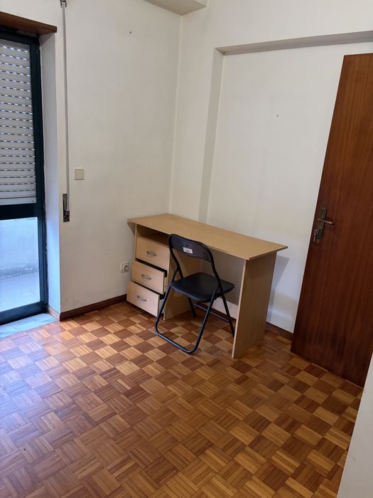 Aluga-se quarto com varanda a trabalhador (preferência)