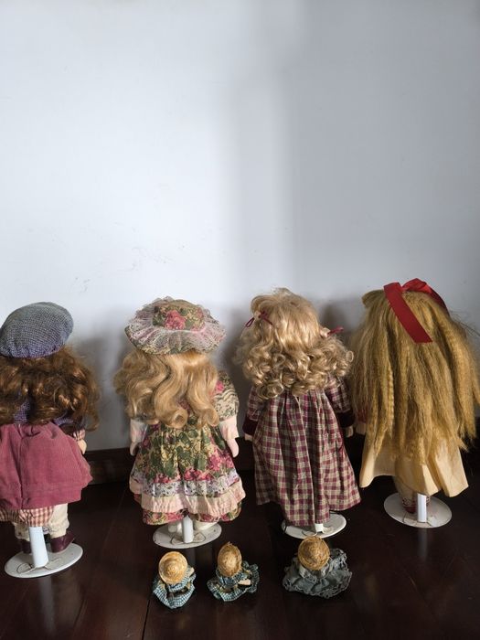 Bonecas antigas com 40 cm, com cara e mãos de porcelana, com suporte