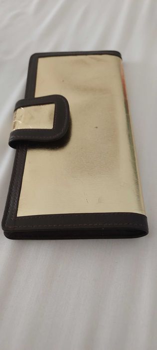 Carteira dourada em calfe,com divisões para notas ,cartões e moedas