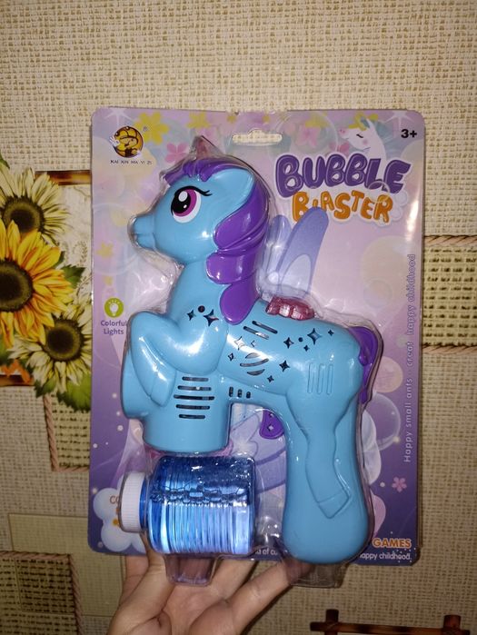 Мильні бульбашки поні єдиноріг з крилами світло