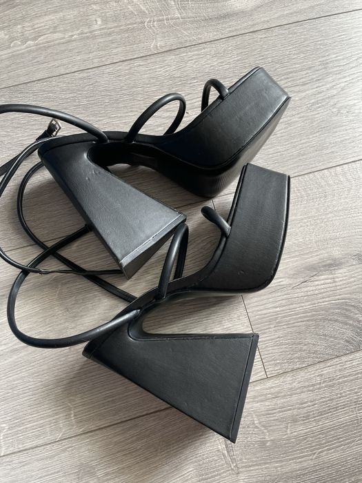 Босоніжки на платформі танкетці public desire