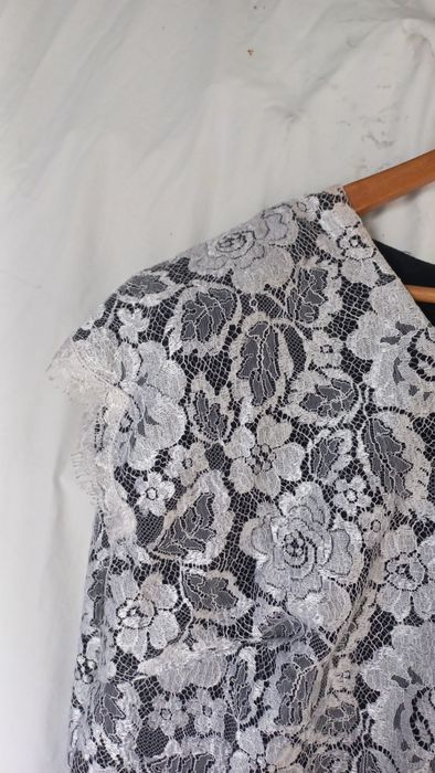 Blusa em renda branca e fundo preto