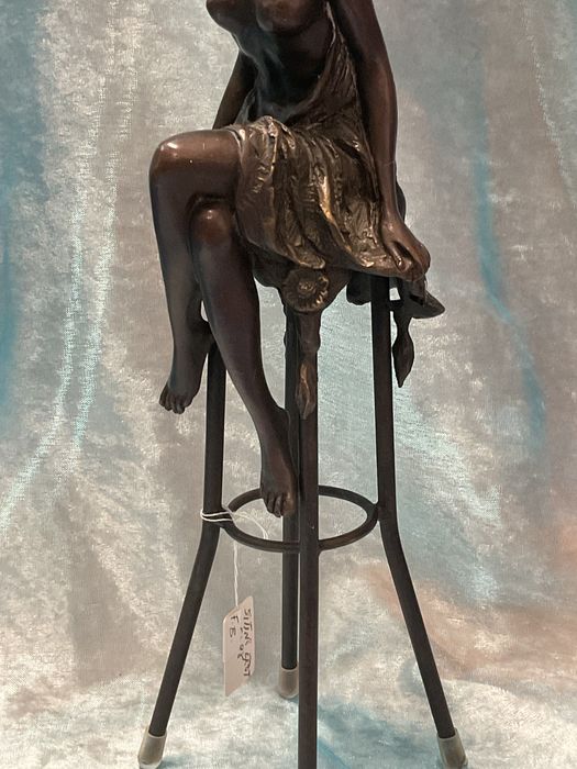 Escultura mulher em cadeira bronze 29 cm