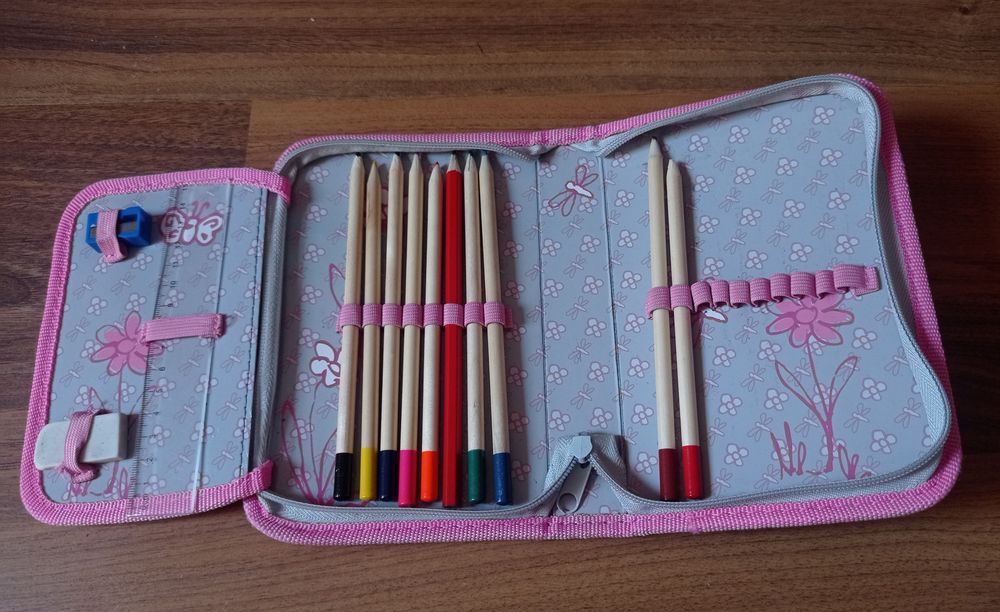 Piórnik szkolny z wyposażeniem