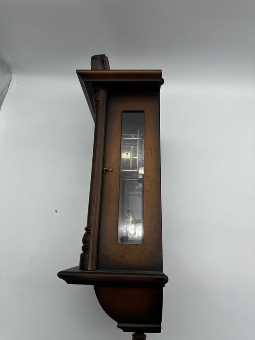 Stary wiszący zegar Hermle nakręcany wahadło drewno.