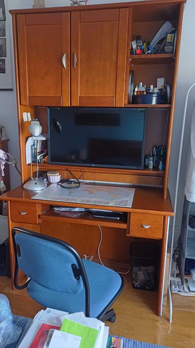 Secretária com arrumação e camiseiro em bom estado