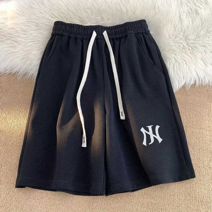 Шорты черные и белые с монограммой букв N и J. New York Yankees