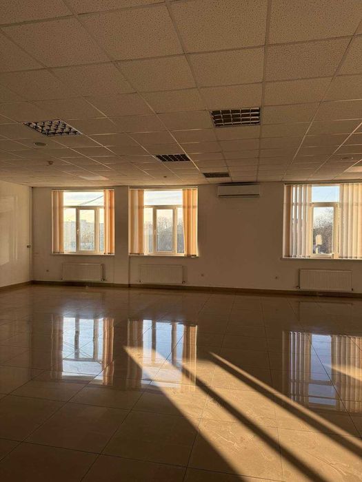 Офіс з виглядом на парк. Своя парковка, 800 долларів за м.кв.