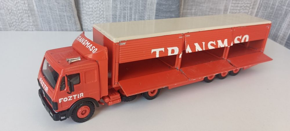 Camião Mercedes escala 1/50