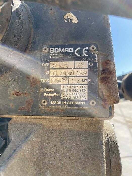 Saltitão compactador Bomag BT65/4