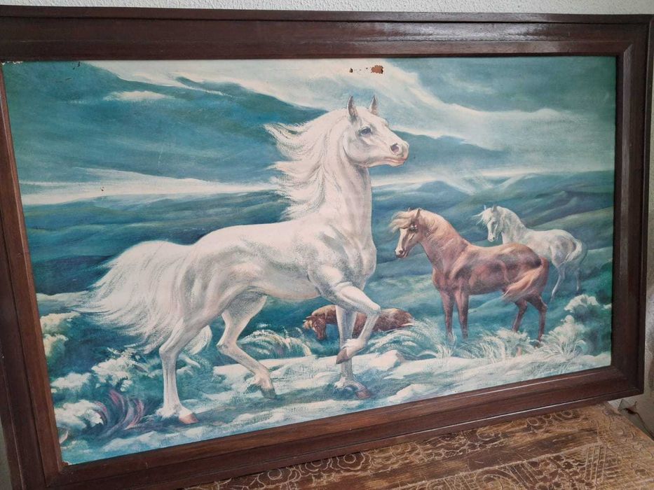 Arca antiga de madeira e quadro