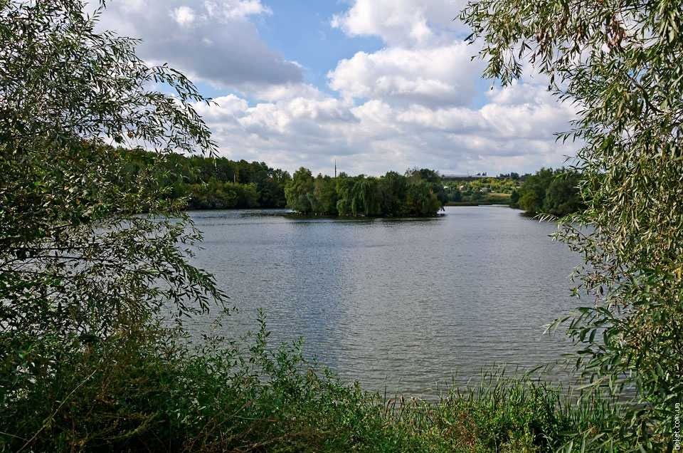 Продам власну земельну ділянку з виходом до річки. Під забудову та ведення господарства. Кадастровий номер на 25 соток під забудову для оформлення є.