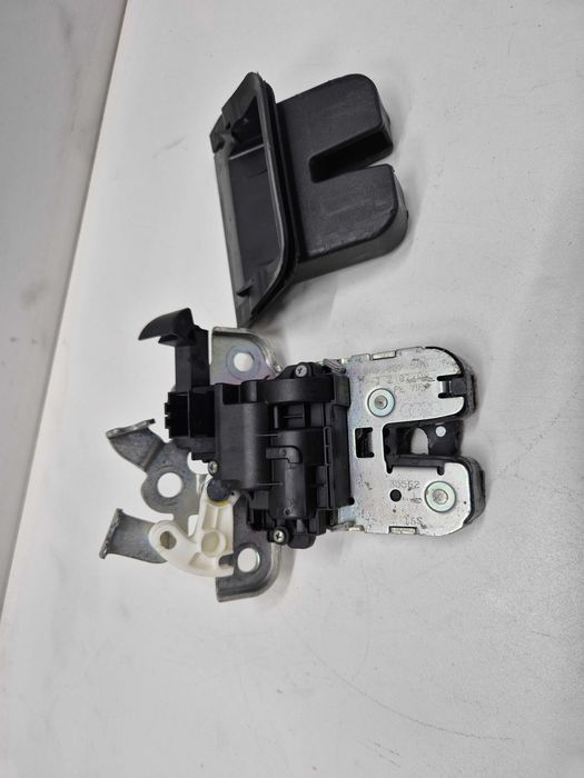 audi a6 c6 a3 8p a4 b8 zamek tylnej klapy bagażnika tył tylny