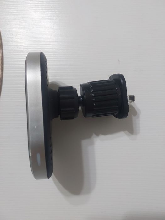 Бездротова зарядка в авто