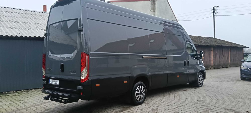 Samochód dostawczy furgon IVECO DAILY 2021