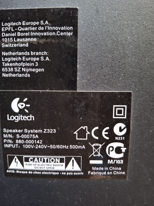 Colunas de som da marca Logitech.