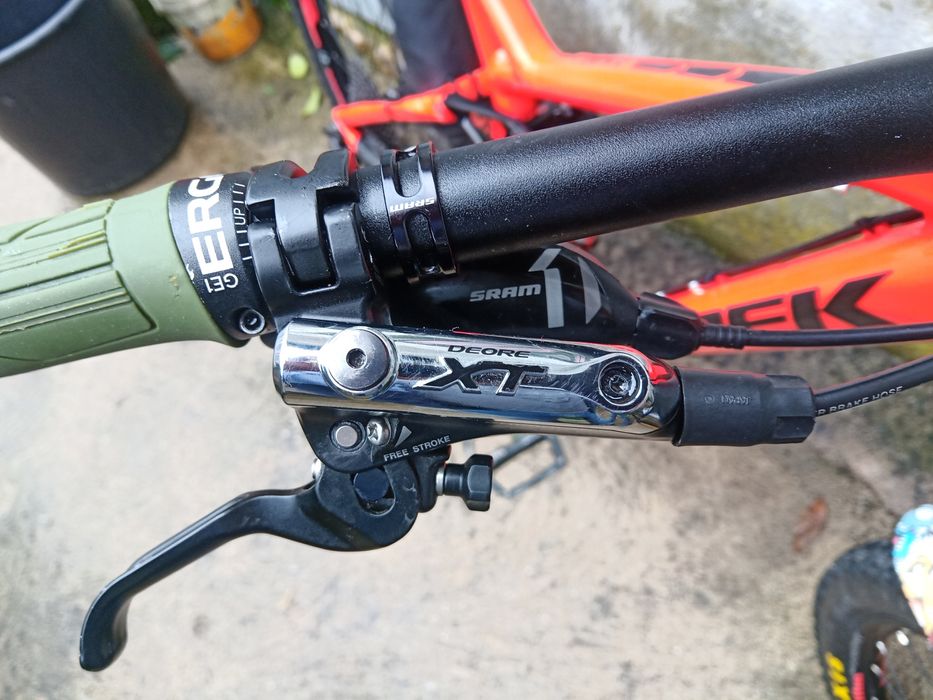 Bicicleta doble suspensão 27,5 semi-nova