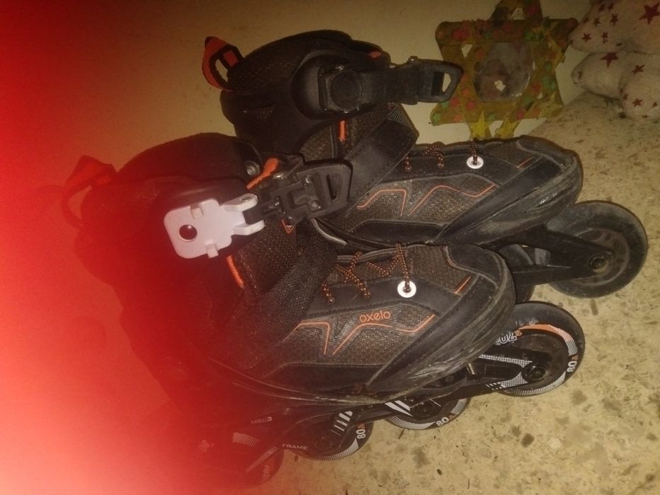 2 exelentes pares de patins em linha nr.35 c/ proteccoes 10€