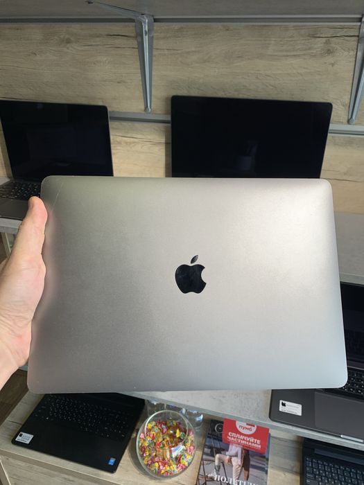 MacBook Air 13’. M1 8/256 аккумулятор 87%