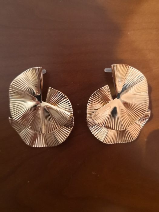 Brincos dourados leves