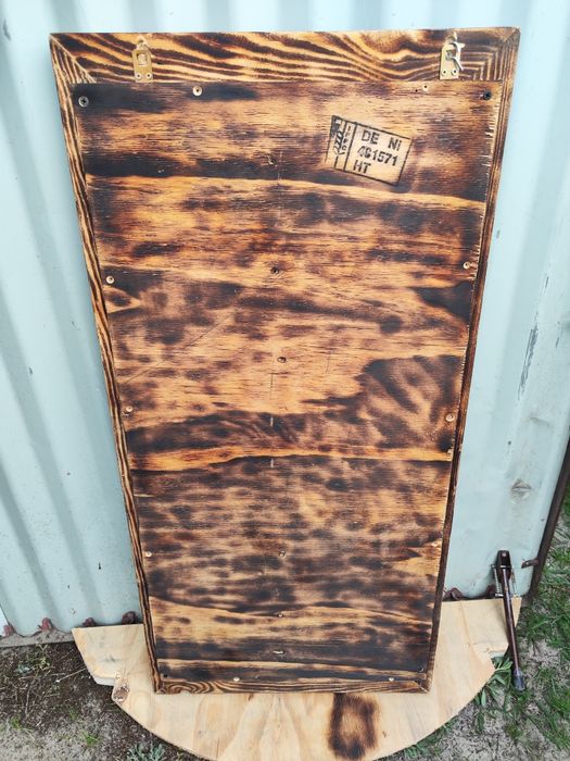 Duże lustro w drewnianej ramie