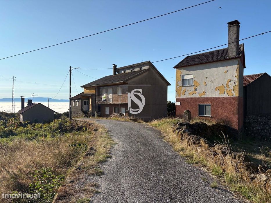 Propriedade com 2 moradias e vários anexos