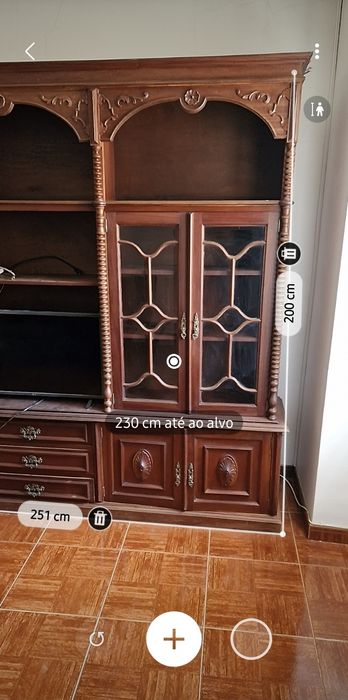 Móvel de madeira maciça