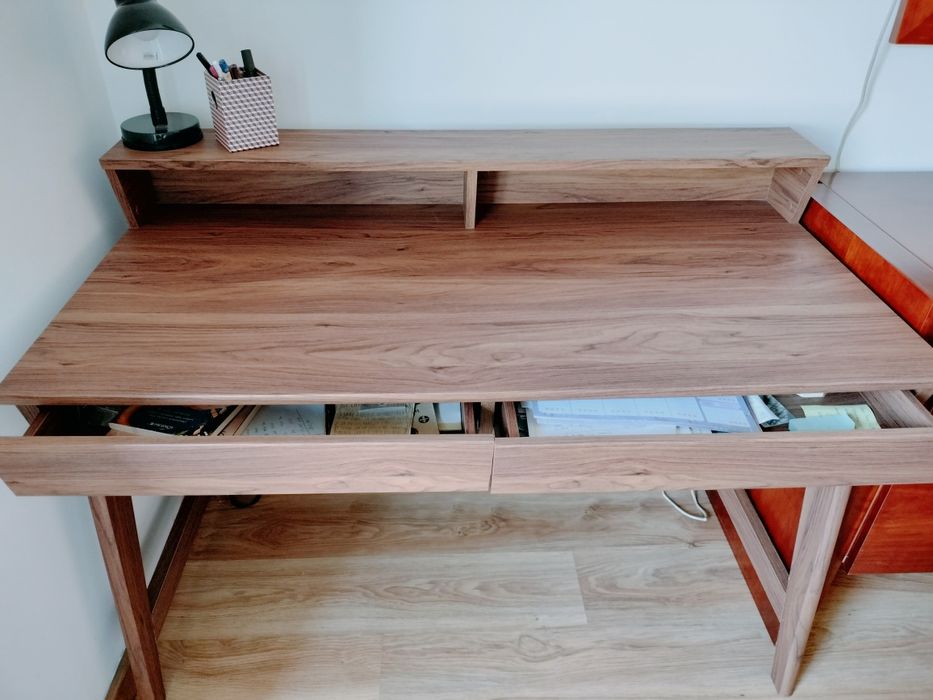 Secretária com gavetas