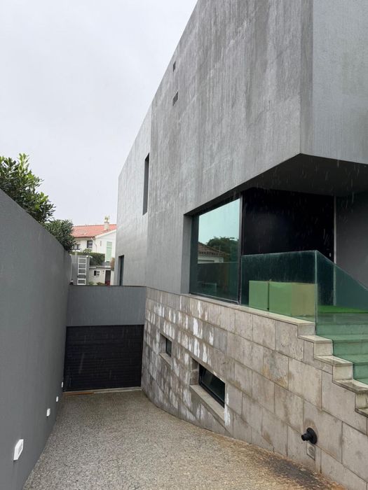 Moradia de Luxo com Piscina e Vista Mar – 100m da Praia de Miramar