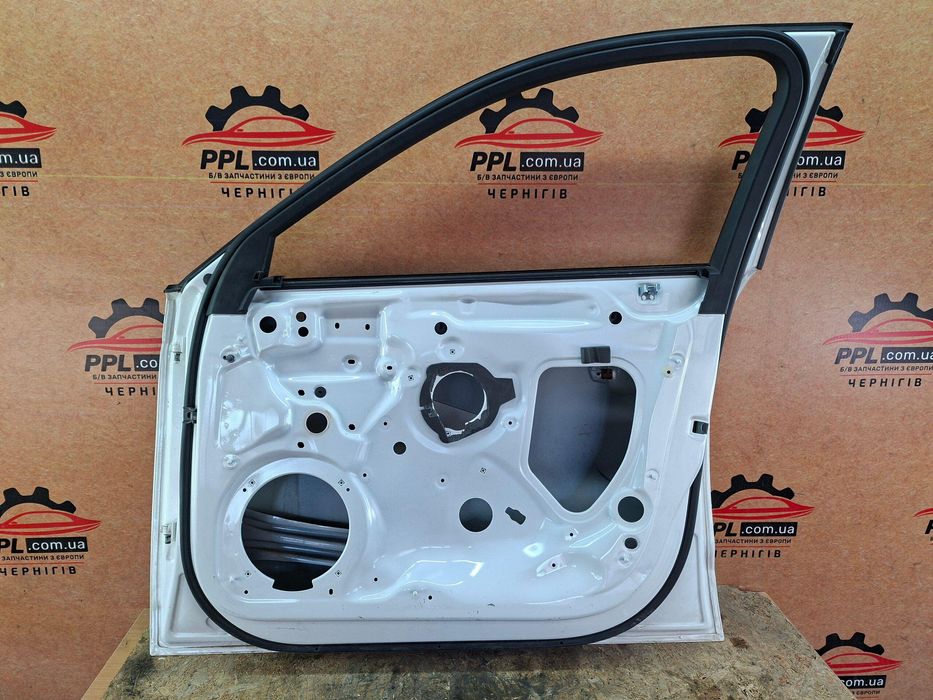 Audi A3 8V 2012-2020 5D HB Дверь передняя правая уплотнитель