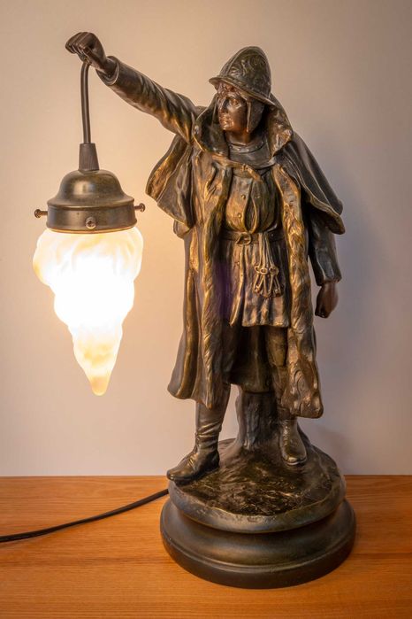 Piękna lampa przedstawiająca wartownika