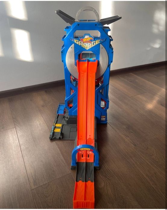 Трек-гараж Hot Wheels