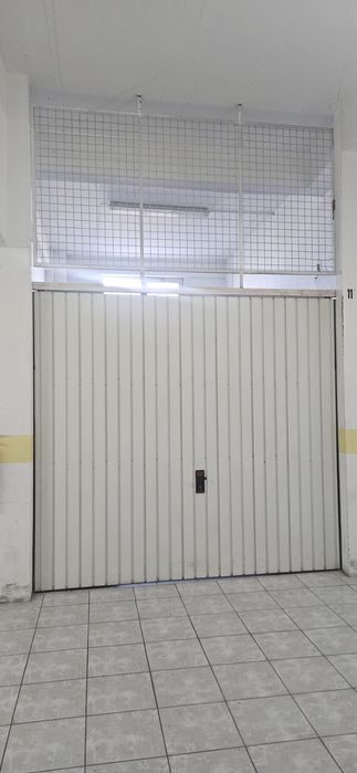 Garagem disponível para arrendar.