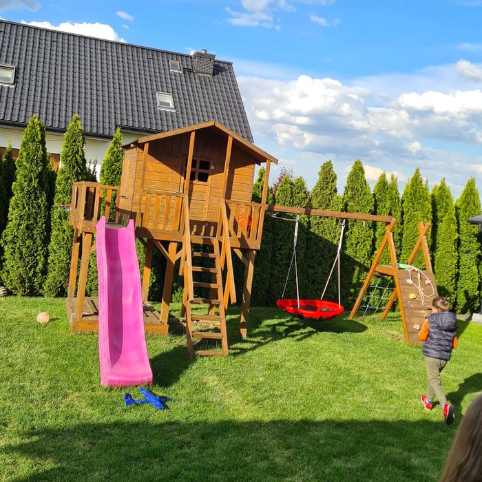 plac zabaw drewniany