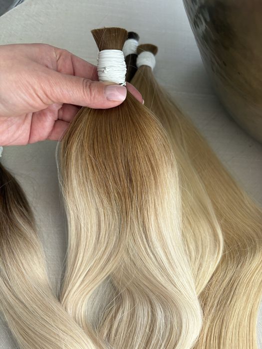 Włosy blond ombre grube końce.