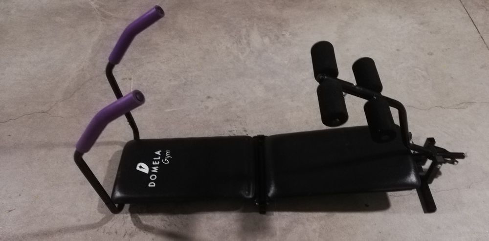 Banco de abdominais com reduzido uso