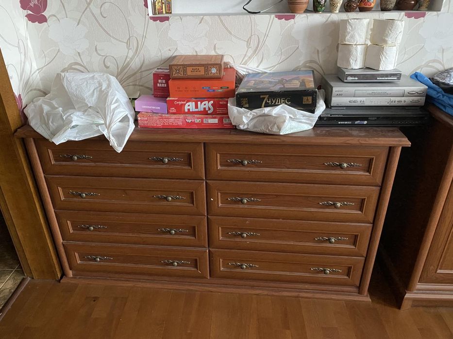 Ліжко та комоди два штуки