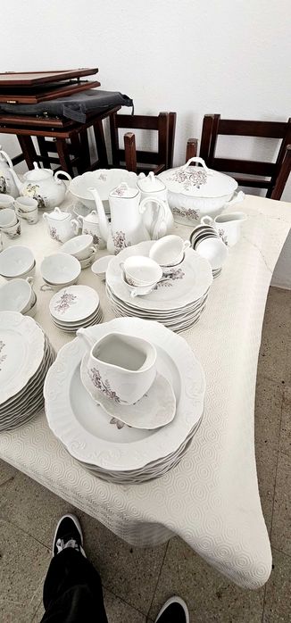 Serviço de jantar da Vista Alegre com 100 peças