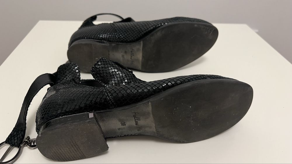 Czarne botki skóra węża 38