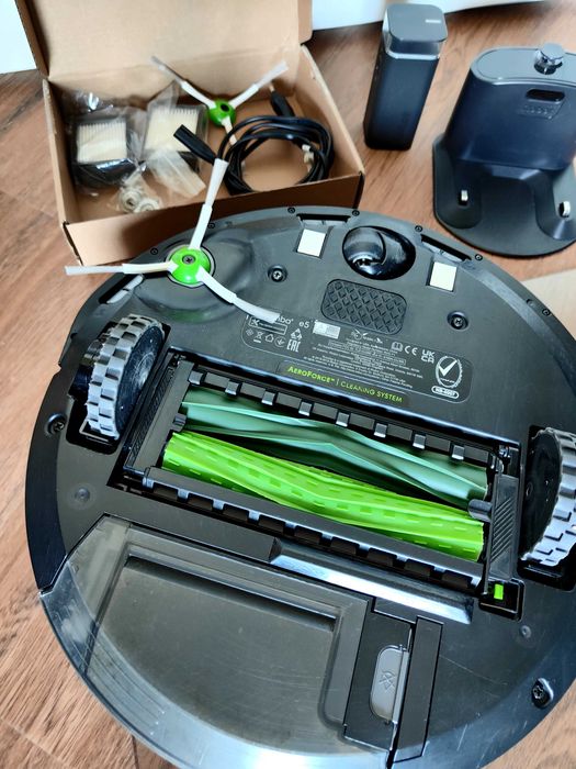 iRobot Roomba e5 Vacuum Cleaner + Replacement Parts Kit507917673903564801