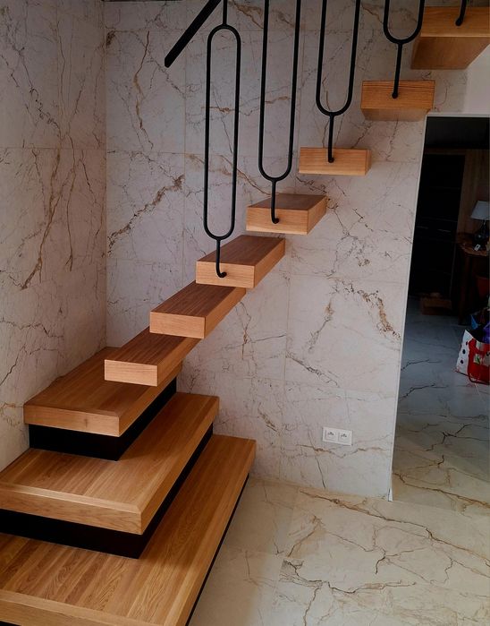 Schody wewnętrzne metal-drewno w stylu loft.