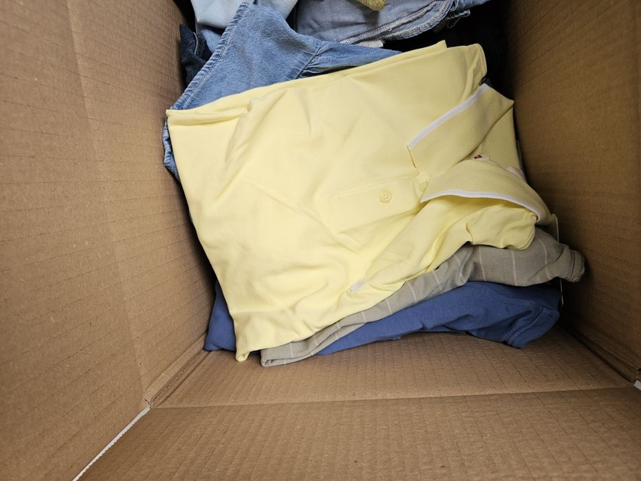 Box z ciuchami Levis