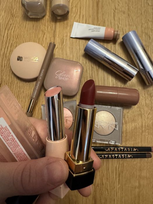 Zestaw 18 kosmetykow do makijazu