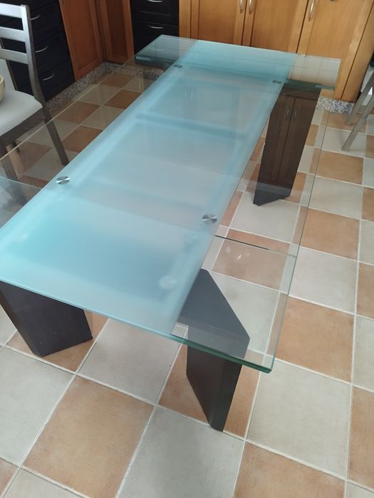 Mesa de jantar em vidro – extensível (1,60 m a 2,20 m)
