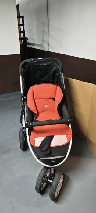 Carrinho de criança completo com todas as proteções e abrigos.