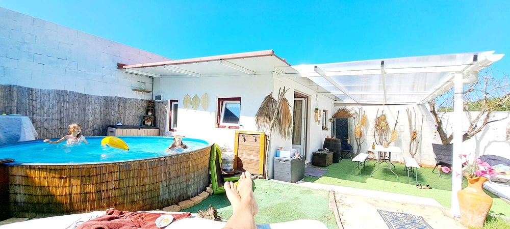 Quinta de lazer e com lotação par 8 à 10 pessoas.
