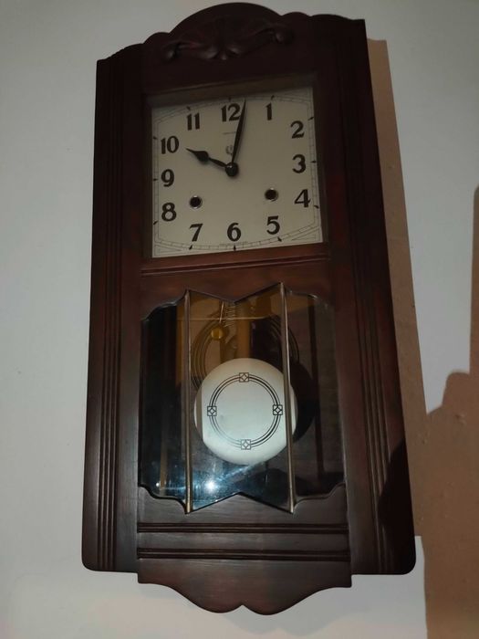 Relógios e estatuetas