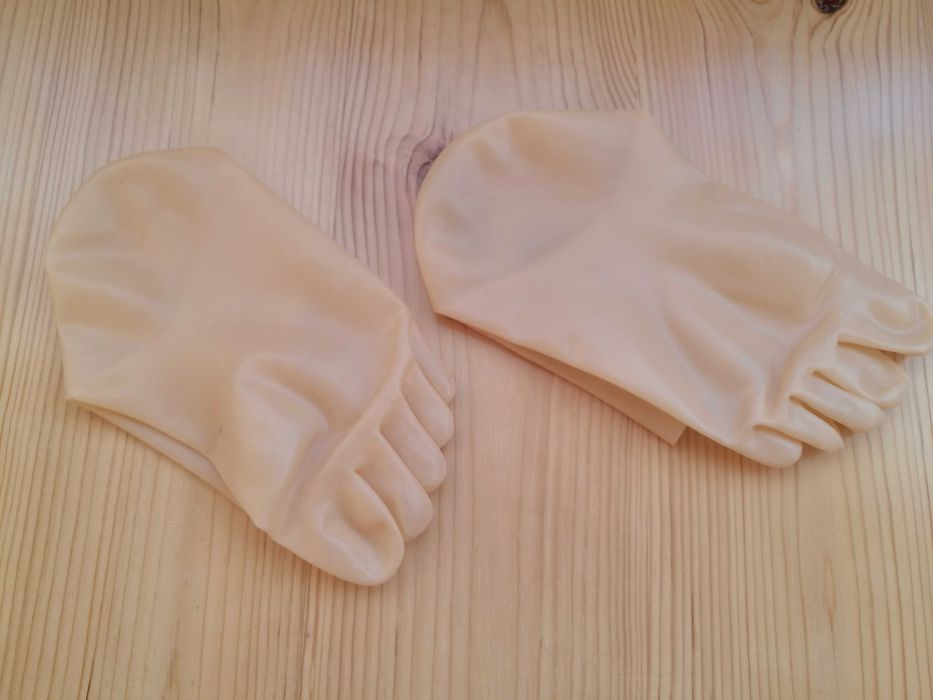 Носки латексные с пальцами, телесного цвета, размер M.